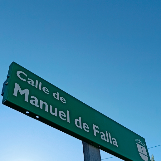 Cartel de la calle Manuel de Falla contra el cielo azul