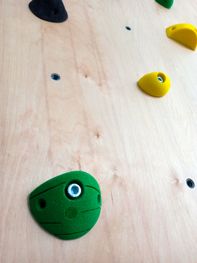 Rocódromo infantil de madera con presas de colores
